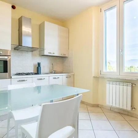 Daire -villa Emily- Parking, Garden & Wi-fi Pisa